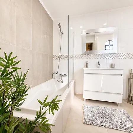 Cristina 17 - Pool & 10 Min Walk From *