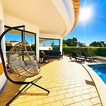 Cristina 17 - Pool & 10 Min Walk From *