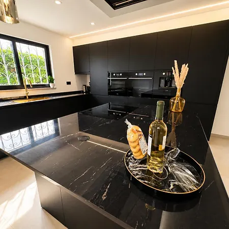 Cristina 17 - Pool & 10 Min Walk From