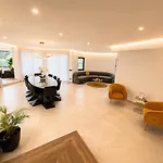 Cristina 17 - Pool & 10 Min Walk From