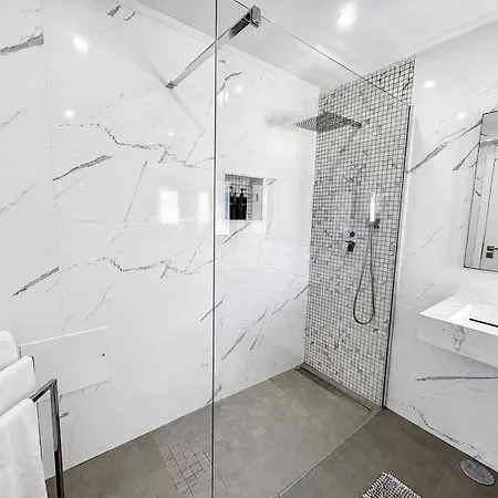 Cristina 17 - Pool & 10 Min Walk From