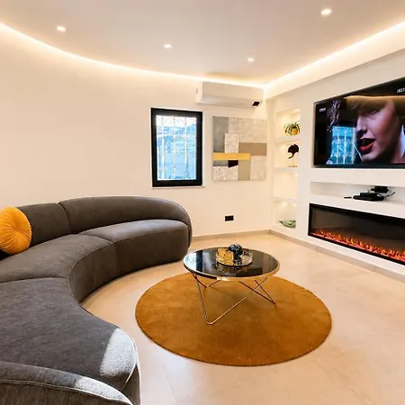 Cristina 17 - Pool & 10 Min Walk From *