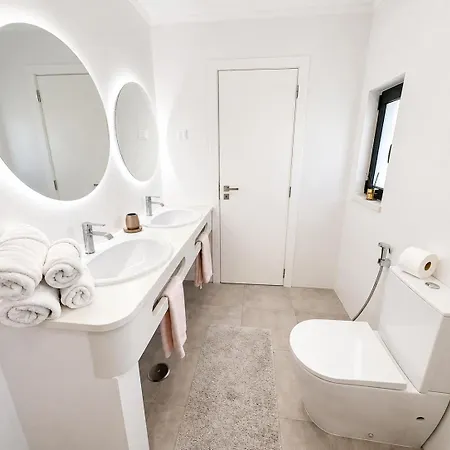 Cristina 17 - Pool & 10 Min Walk From
