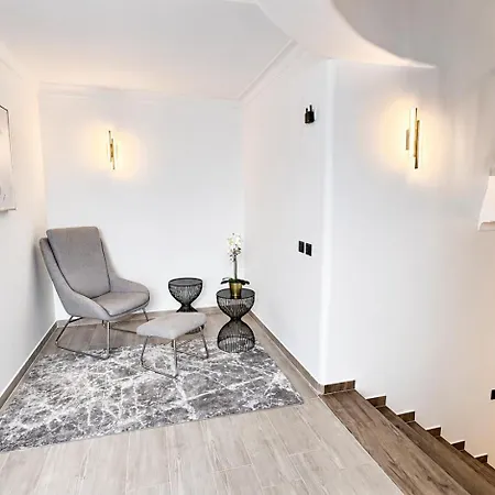 Cristina 17 - Pool & 10 Min Walk From